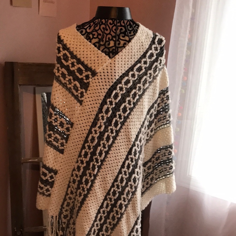 Ladies poncho no tag I would say s/m brand Memoires